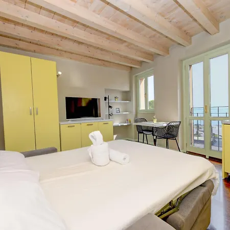 Magic With View On Garda In The Center Of Desenzano Lejlighed